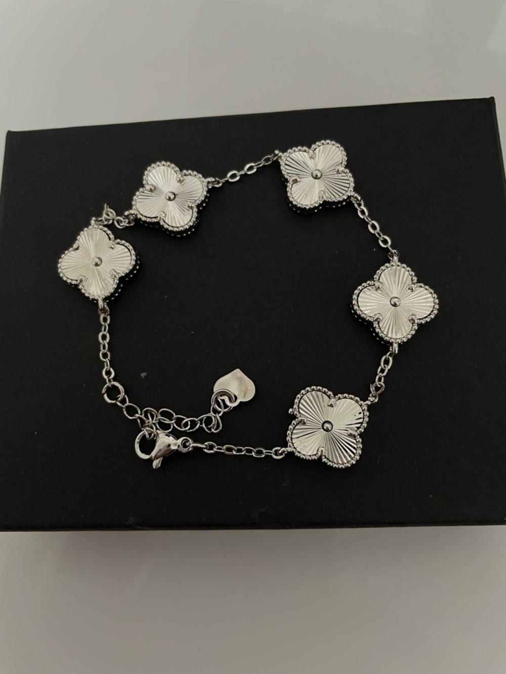 Silver 5 Clover Link Bracelet 7.5 to 9 in. Classic, polished, and sophisticated